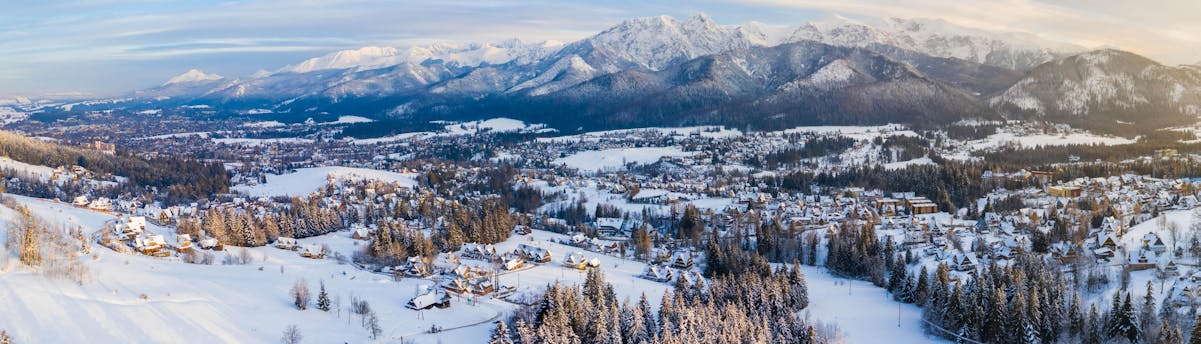 ski-school-zakopane_SEM-Resort-Hero View of the snowy landscape of the village of Zakopane, where local ski schools offer their ski lessons.
