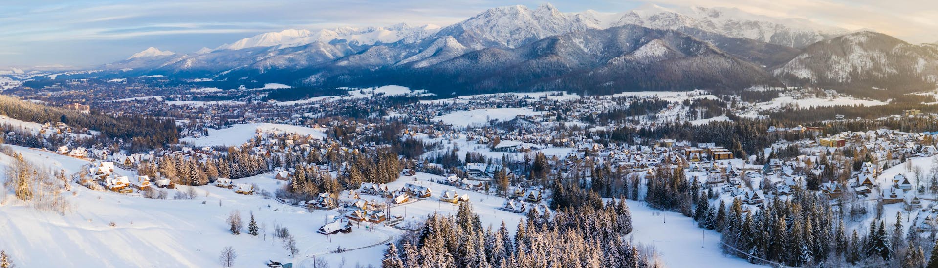 Blick auf die verschneite Landschaft des Dorfes Zakopane, wo die örtlichen Skischulen ihre Skikurse anbieten.