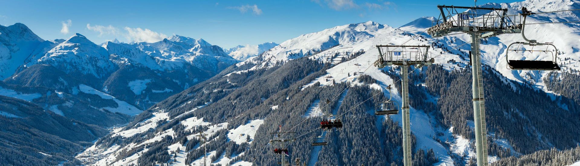 Ein Panoramablick über das Zillertal, wo örtliche Skischulen aus Zell am Ziller ihre Skikurse für diejenigen, die das Skifahren lernen wollen, anbieten. 