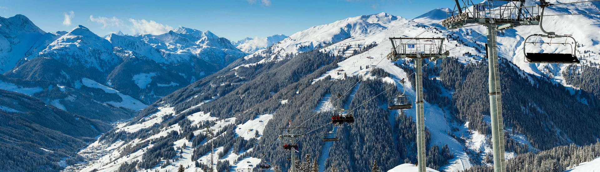 Ein Panoramablick über das Zillertal in Tirol, wo örtliche Skischulen ihre Skikurse für diejenigen, die das Skifahren lernen wollen, anbieten. 