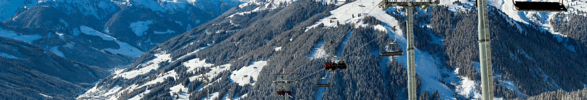 A panoramic view of the Zillertal Valley in which the local ski schools based in Zell am Ziller offer ski lessons for those who wish to learn to ski.
