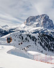 Uitzicht op de vers geprepareerde pistes tijdens de lessen met skischolen in Canazei