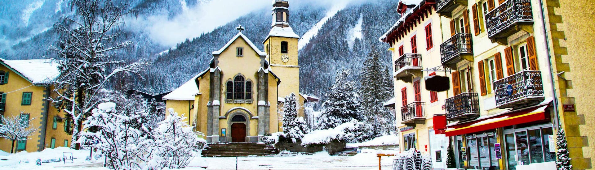 Le centre-ville de Chamonix, où les écoles de ski locales ont leur bureau où les futurs skieurs se retrouvent pour leurs cours de ski.