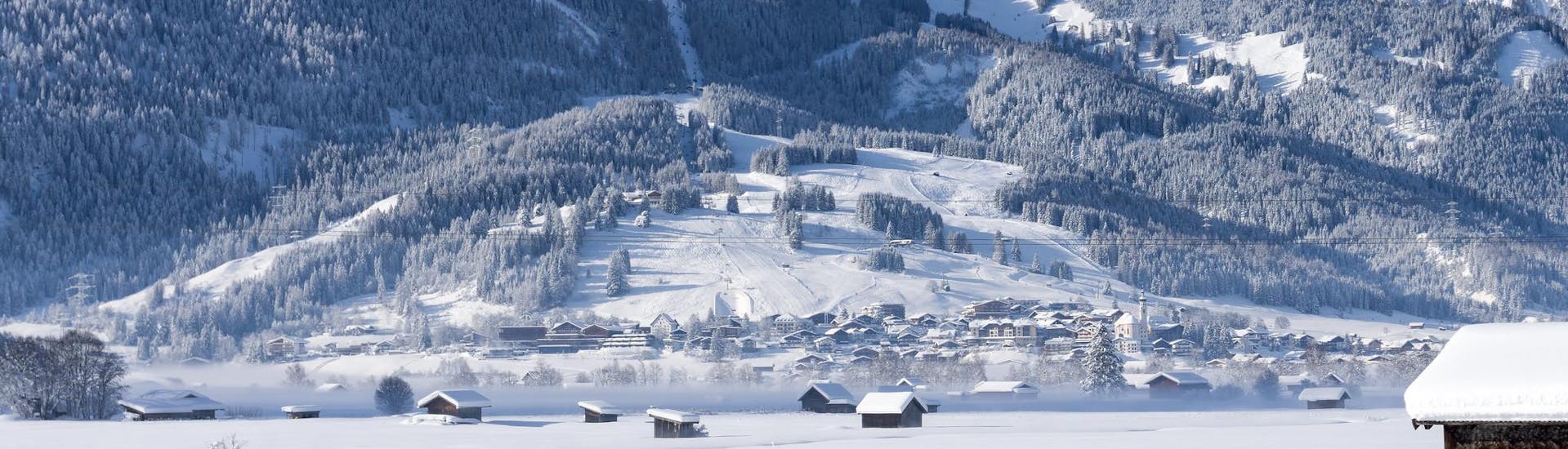 Vue sur un paysage de montagne ensoleillé lors d'un cours de ski avec l'une des écoles de ski de la station de ski Lermoos.