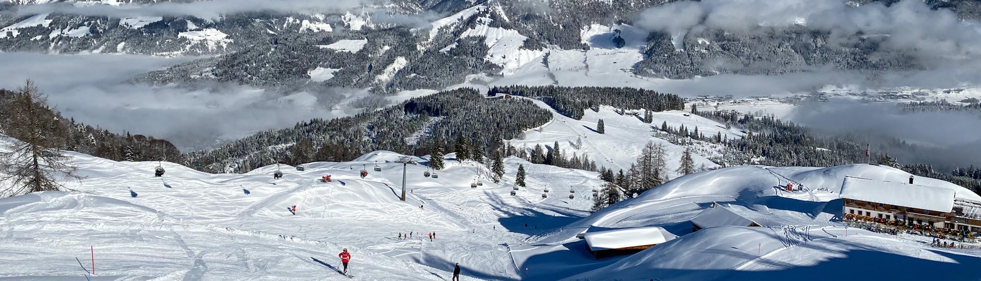 Vista del paesaggio montano soleggiato durante un corso di sci con scuole di sci a Lofer.