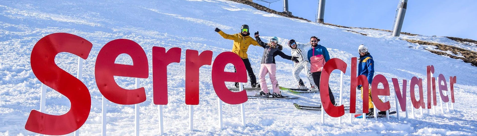 Erwachsene und Kinder beim Skifahren im Skigebiet Serre Chevalier.