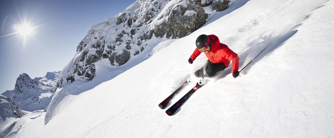 Ein Skifahrer, der mit der Ski- und Snowboardschule Vacancia das Skifahren lernt, zieht auf einer der Hänge im Skigebiet Sölden seine Spuren im Pulverschnee.