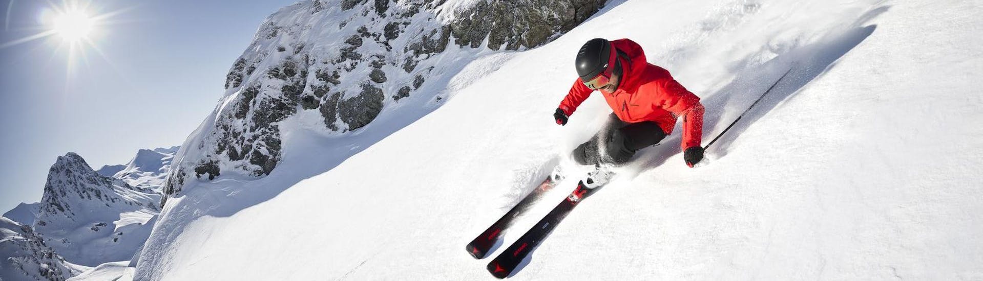 Ein Skifahrer, der mit der Ski- und Snowboardschule Vacancia das Skifahren lernt, zieht auf einer der Hänge im Skigebiet Sölden seine Spuren im Pulverschnee.