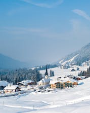 Ein Blick auf das malerische Dorf Balderschwang, einem beliebten deutschen Skigebiet in dem man bei einer der örtlichen Skischulen einen Skikurs buchen kann.