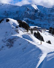Une photo des pistes de ski de la Croix de Culet dans la station de ski suisse de Champéry, un endroit populaire parmi les visiteurs qui veulent apprendre à skier grâce aux cours de ski des écoles de ski locales.