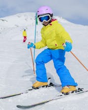 Ein junges Kind fährt bei seinem Skikurs mit einer der Skischulen in Prato Nevoso die Piste hinunter.
