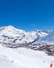 Une vue aérienne de Tignes, une station de ski française du domaine skiable Espace Killy et un endroit populaire pour prendre des cours de ski avec une des écoles de ski locales.