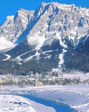 Ein Bild der Tiroler Zugspitz Arena auf der österreichischen Seite der Zugspitze, einem beliebten Ort um bei einem Skikurs mit einer der örtlichen Skischulen das Skifahren zu lernen.