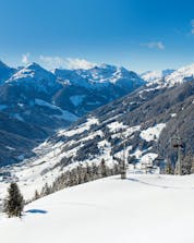 Der Blick über das Zillertal, der all jenen vorbehalten ist, die bei einer der örtlichen Skischulen in Zell am Ziller einen Skikurs buchen.