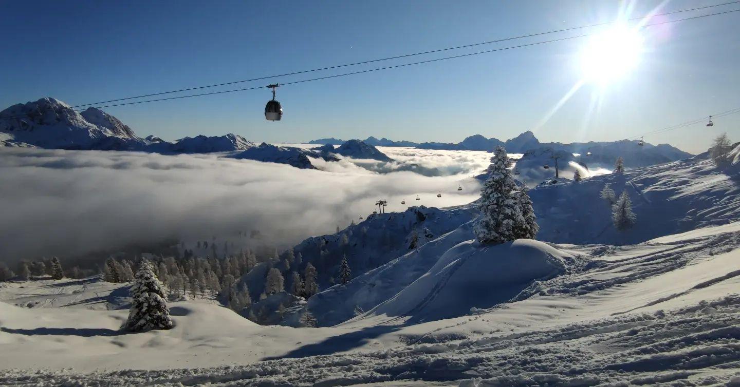 La hermosa zona de esquí de Sonnleitn/Nassfeld durante un soleado día de invierno durante una clase de esquí con Skischool Sunnyside.