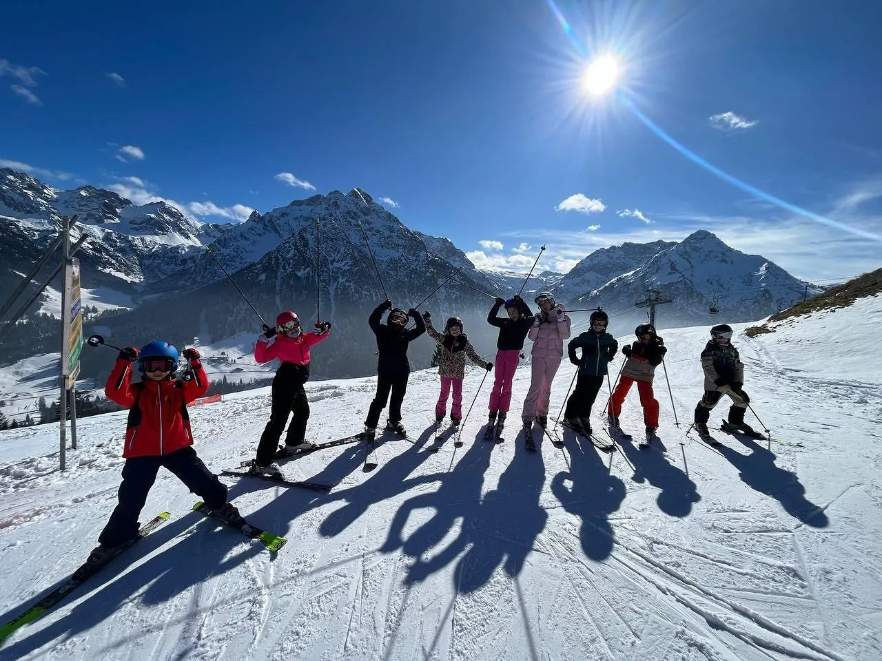 Skischule Außer-Hirschegg Beeindruckende Landschaften mit Bergen und Meer, wo Aktivitäten von Skischule Außer-Hirschegg stattfinden.