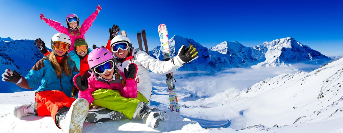 Eine Familie hat Spaß während ihrem Skikurs bei der Skischule Hochharz.