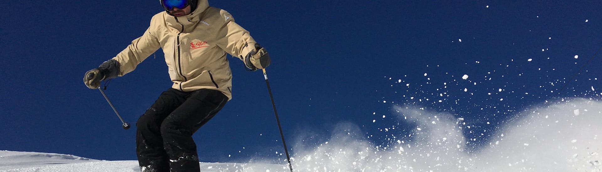 Ein Skifahrer während seinem Privatkurs bei der Privatskischule Höll.