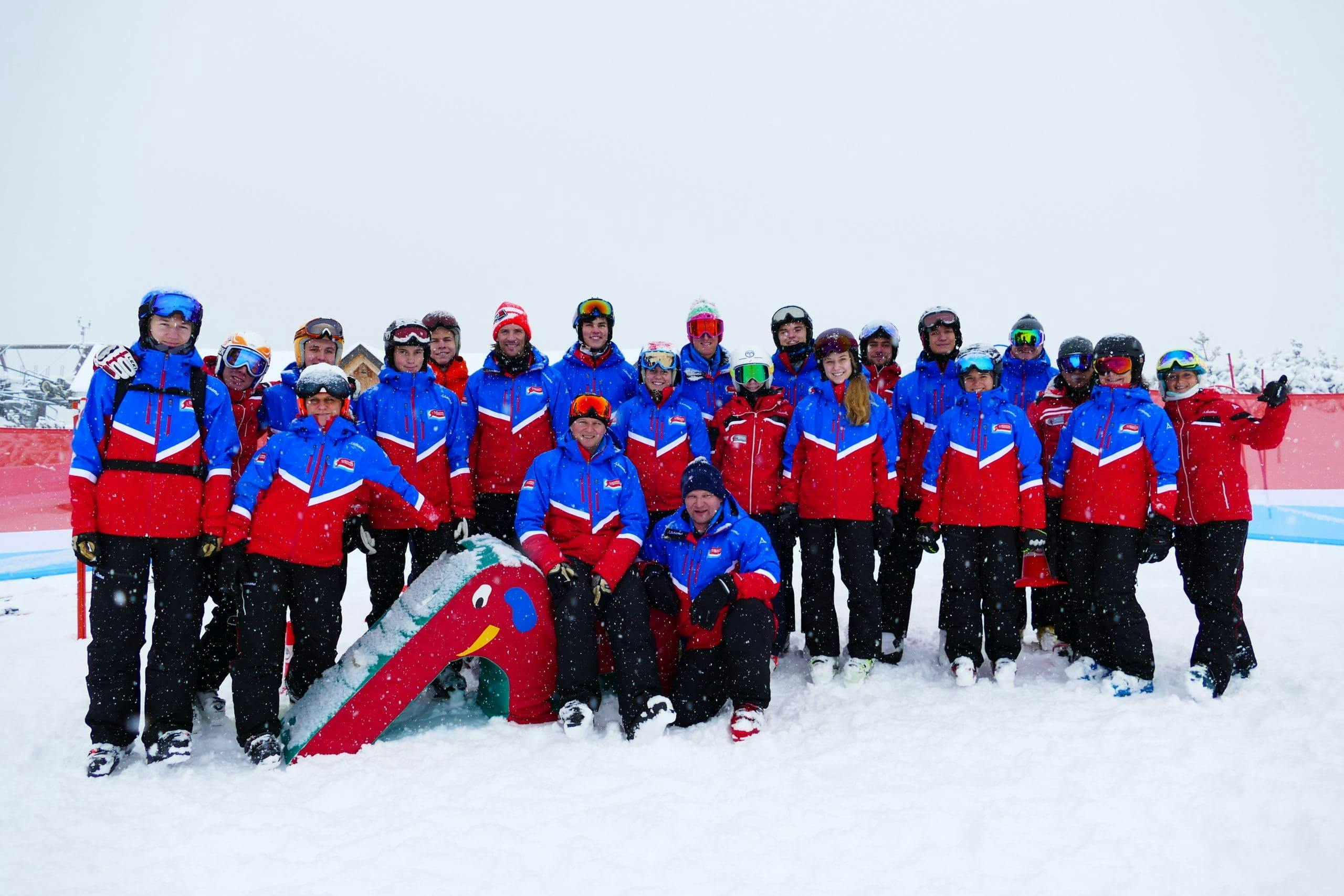 skischule-klostertal-provider-hero-min Paisajes impresionantes de montaña y mar, donde tienen lugar las experiencias de Skischule Klostertal.