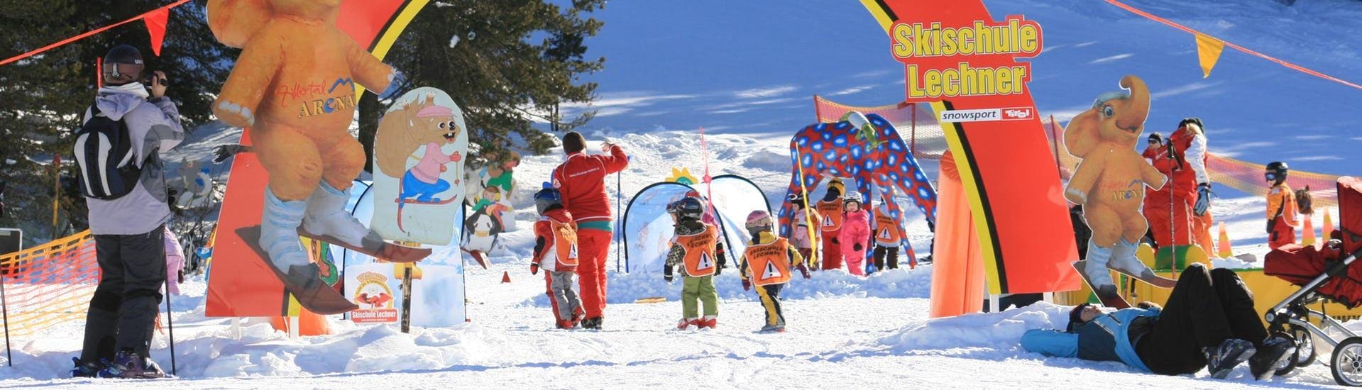 Eine Gruppe Kinder vergnügt sich beim Kinder Skikurs mit der Skischule Lechner in Zell am Ziller im Kinderland.