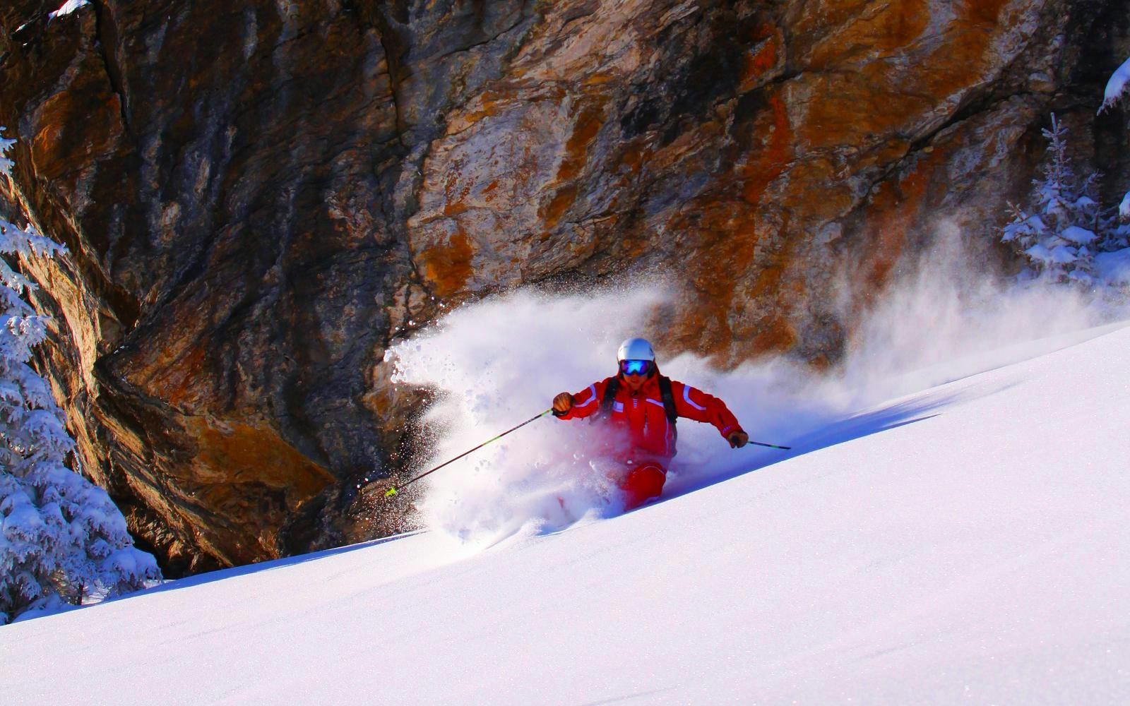 Beautiful landscapes showcasing mountains and sea, where the experiences of Ski school Oberndorf are taking place.