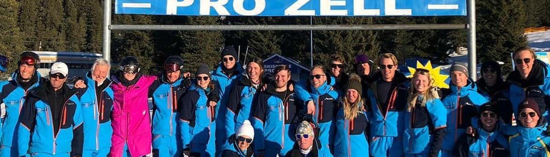 Die Skilehrer der Skischule Pro Zell in Zell am Ziller lächeln bei einem gemeinsamen Gruppenfoto in die Kamera.