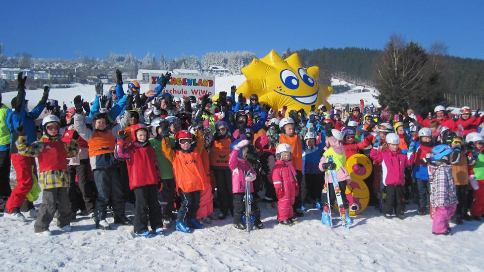 Ein Gruppenfoto von glücklichen Kindern, das am Ende des Unterrichtstages in Willingen von einem Skilehrer der WIWA | DSV Skischule & Skiverleih in Willingen aufgenommen wurde.