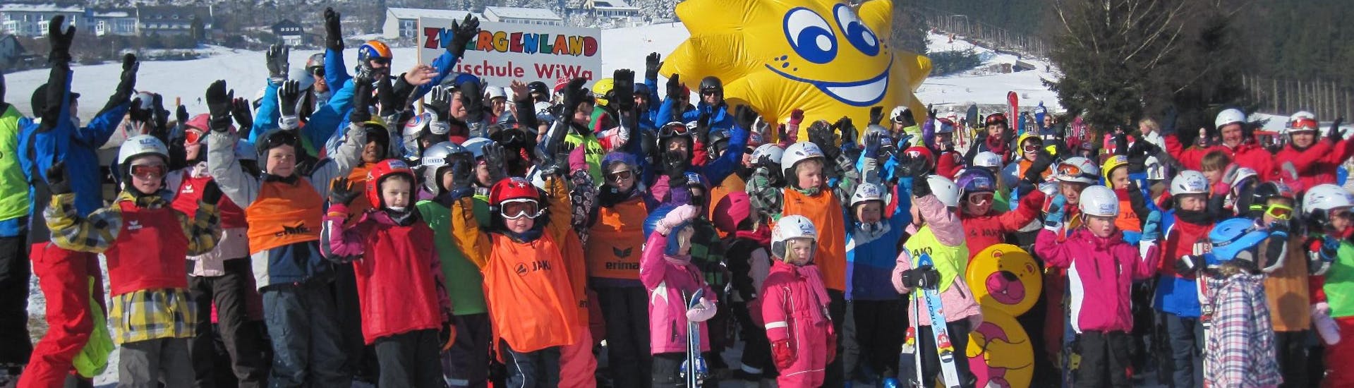 WIWA | DSV Skischule & Verleih Willingen A group photo of happy children is being taken at the end of the day of the lessons in Willingen by a ski instructor from the WIWA | DSV Skischule & Skiverleih in Willingen.