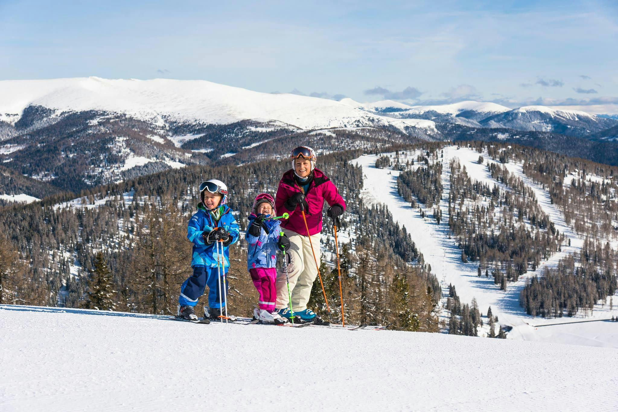skischule-zarre-hochrindl-hero Beeindruckende Landschaften mit Bergen und Meer, wo Aktivitäten von Skischule Zarre Hochrindl stattfinden.