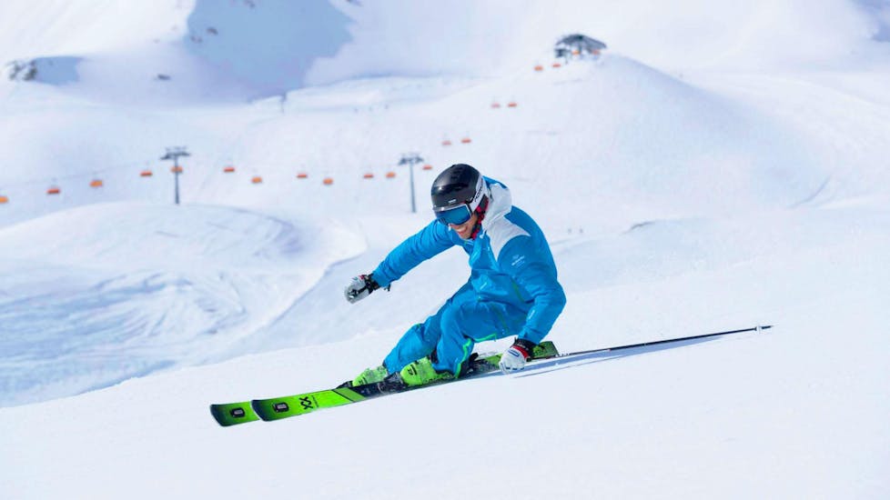 Ein Skilehrer der Skischule Zugspitz Grainau führt während seines Skikurses im Skigebiet Garmisch-Classic die richtige Skitechnik vor.