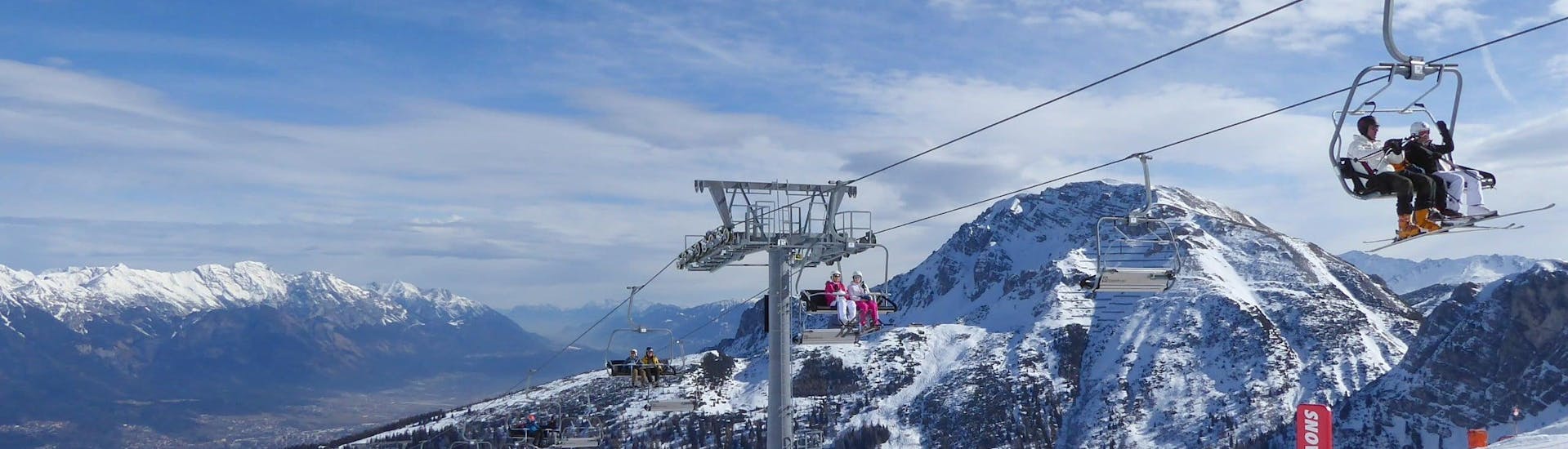 Ausblick auf die sonnige Berglandschaft beim Skifahren lernen mit den Skischulen in der Axamer Lizum.