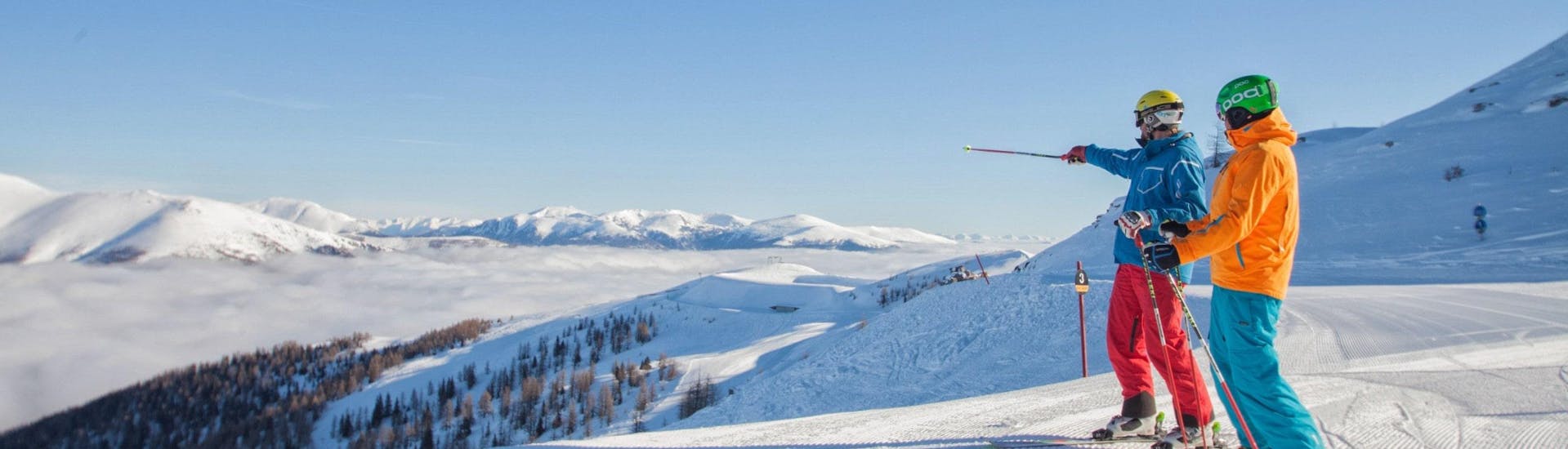 Vista del paesaggio montano soleggiato durante un corso di sci con scuole di sci a Bad Kleinkirchheim.