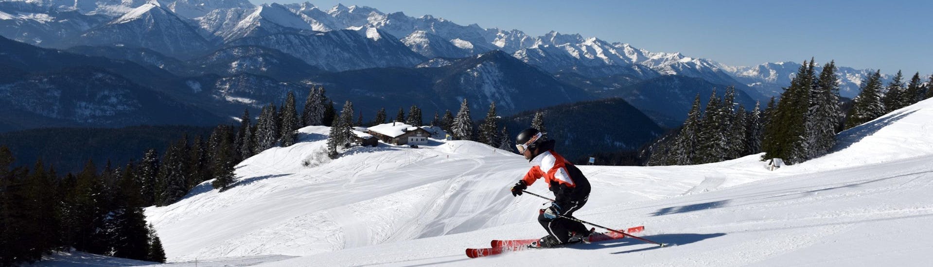 Vista del paesaggio montano soleggiato durante un corso di sci con scuole di sci a Brauneck Lenggries.