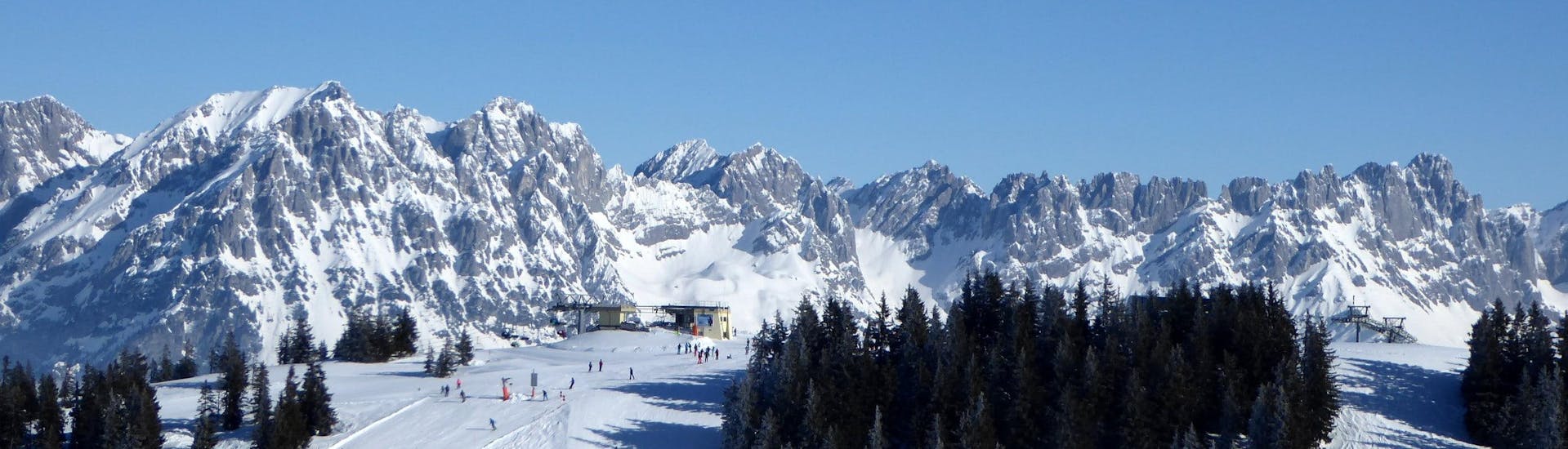 Vue sur un paysage de montagne ensoleillé lors d'un cours de ski avec l'une des écoles de ski à Brixen im Thale.