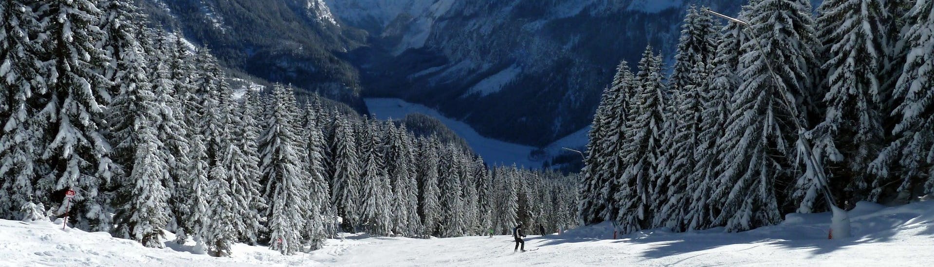 View over the sunny mountain landscape while learning to ski with the ski schools in Dachstein West.