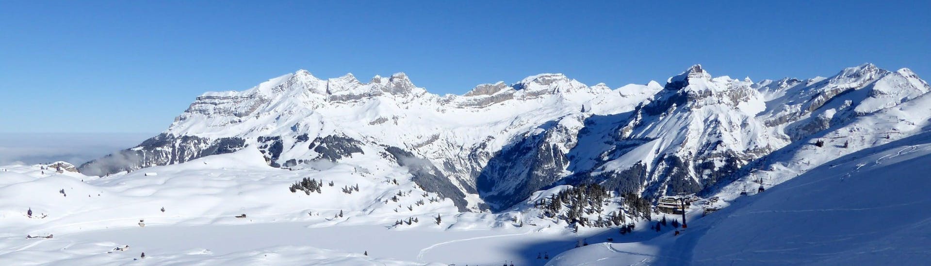 View over the sunny mountain landscape while learning to ski with the ski schools in Engelberg.