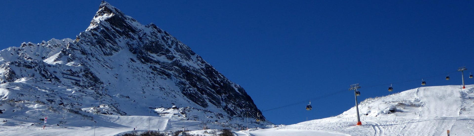 Vue sur un paysage de montagne ensoleillé lors d'un cours de ski avec l'une des écoles de ski à Galtür.