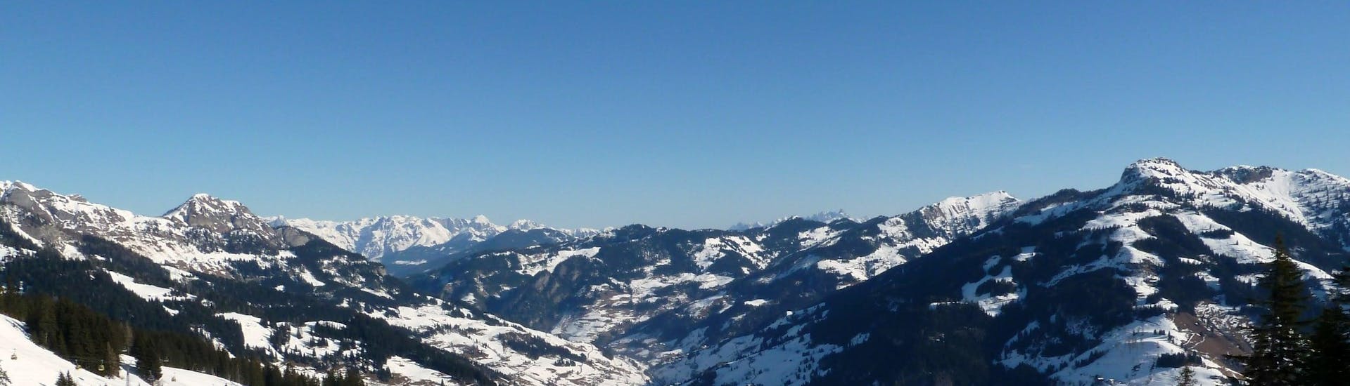 Ausblick auf die sonnige Berglandschaft beim Skifahren lernen mit den Skischulen in Großarl.