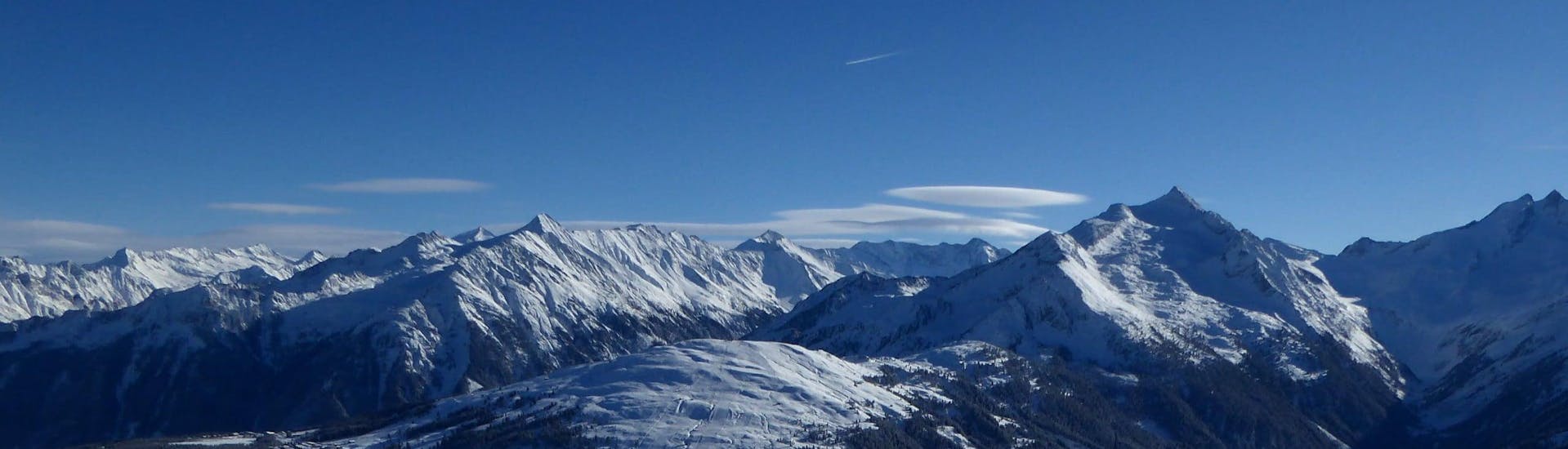 Ausblick auf die sonnige Berglandschaft beim Skifahren lernen mit den Skischulen in Königsleiten-Wald.