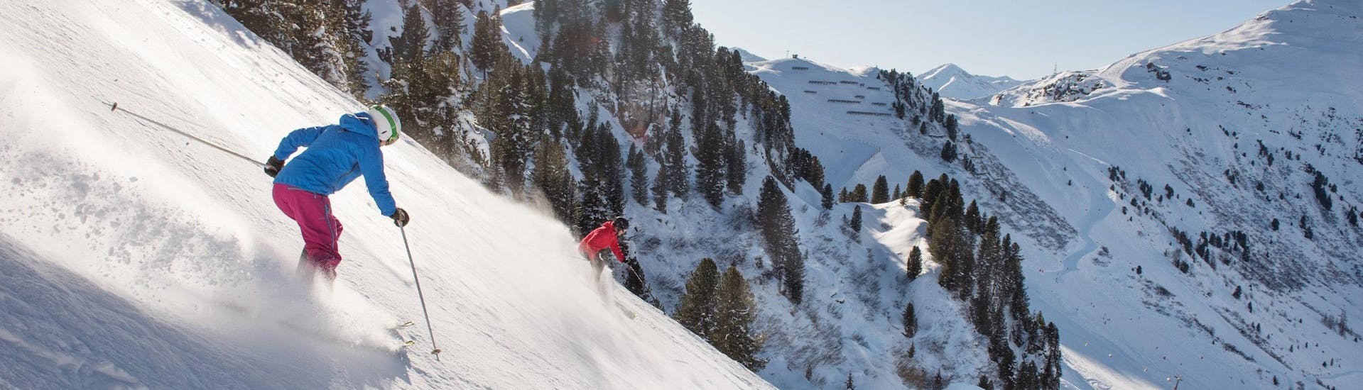 Vue sur un paysage de montagne ensoleillé lors d'un cours de ski avec l'une des écoles de ski de la station de ski Mayrhofen.