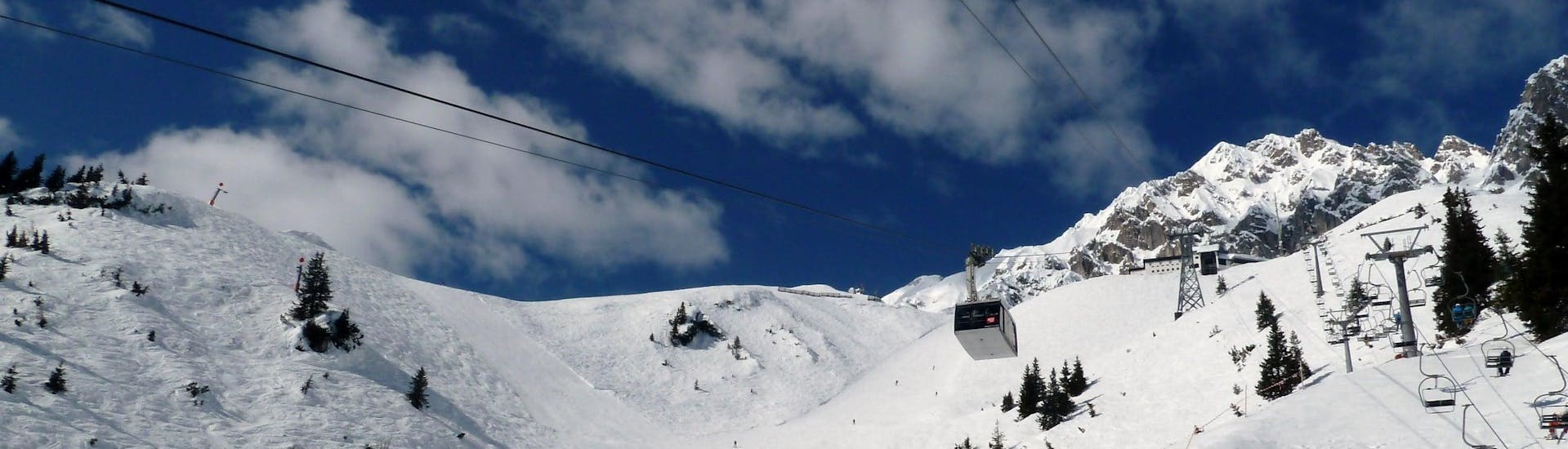 Ausblick auf die sonnige Berglandschaft beim Skifahren lernen mit den Skischulen auf der Nordkette.