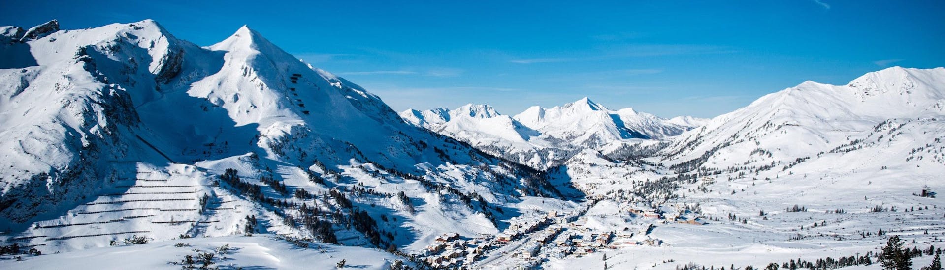 Ausblick auf die sonnige Berglandschaft beim Skifahren lernen mit den Skischulen in Obertauern.