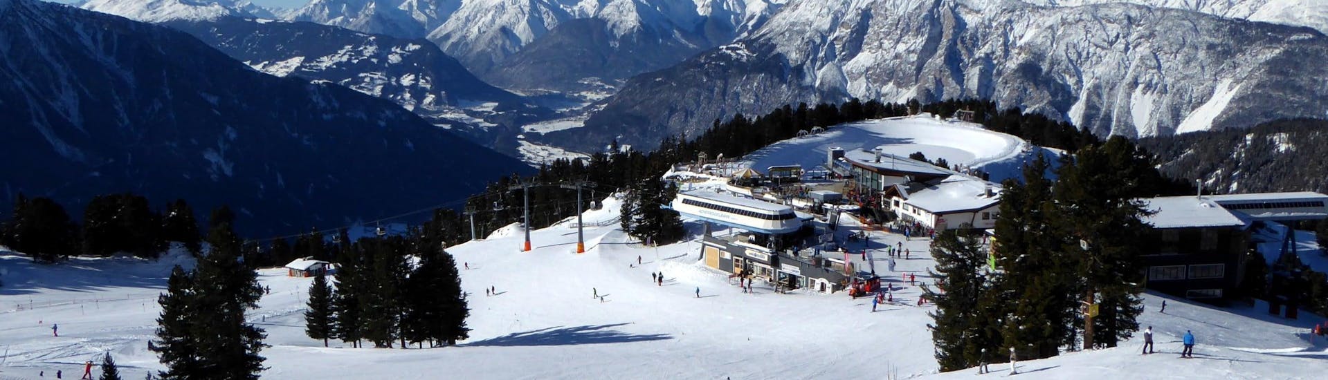 Ausblick auf die sonnige Berglandschaft beim Skifahren lernen mit den Skischulen in Oetz-Hochoetz.