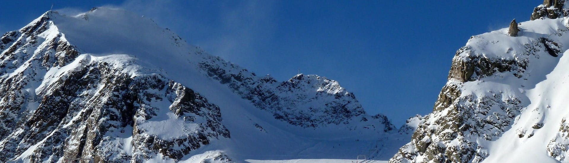 Ausblick auf die sonnige Berglandschaft beim Skifahren lernen mit den Skischulen am Pitztaler Gletscher.