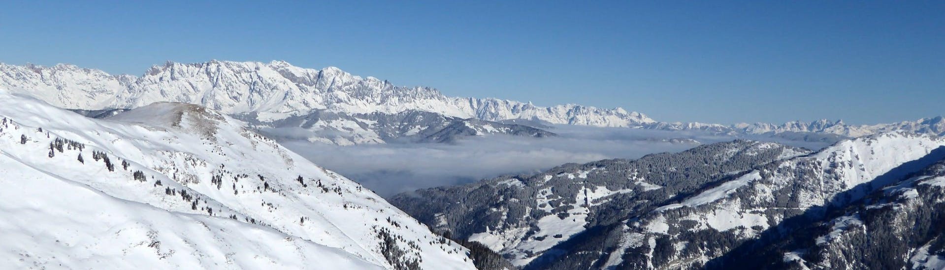 Ausblick auf die sonnige Berglandschaft beim Skifahren lernen mit den Skischulen im Skigebiet Rauris-Hochalmbahnen.