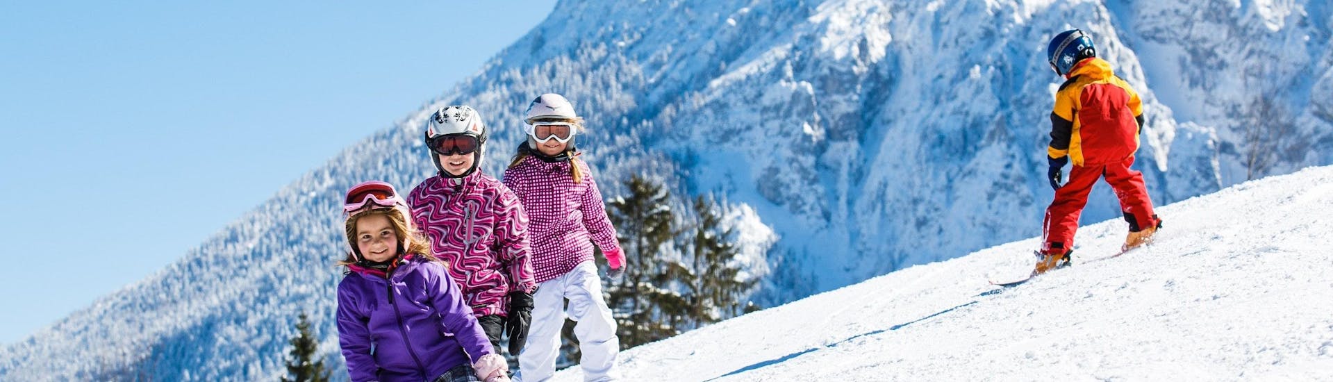 Ausblick auf die sonnige Berglandschaft beim Skifahren lernen mit den Skischulen in Ruhpolding.