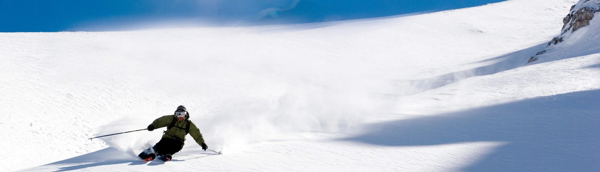 Ausblick auf die sonnige Berglandschaft beim Skifahren lernen mit den Skischulen in Schlick 2000-Fulpmes.