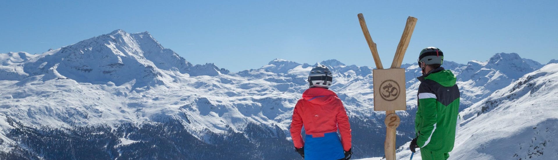 Vista del paesaggio montano soleggiato durante un corso di sci con scuole di sci a St. Moritz.