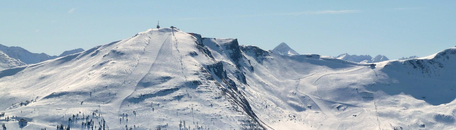 Vue sur un paysage de montagne ensoleillé lors d'un cours de ski avec l'une des écoles de ski à Bad Gastein.