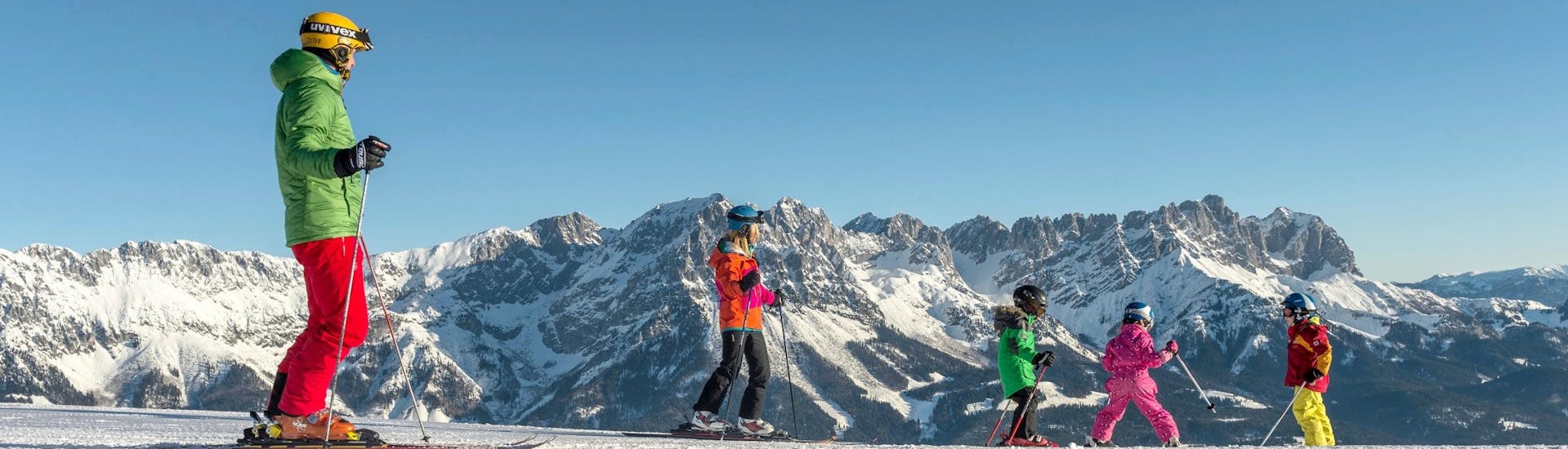 Vue sur un paysage de montagne ensoleillé lors d'un cours de ski avec l'une des écoles de ski de la station de ski SkiWelt Wilder Kaiser-Brixental.